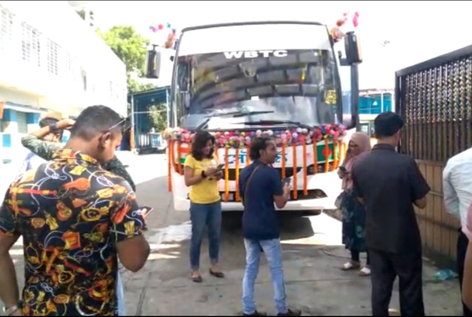 কলকাতা থেকে ঢাকার উদ্দেশে ছেড়েছে বাস, যাত্রীদের উচ্ছ্বাস 