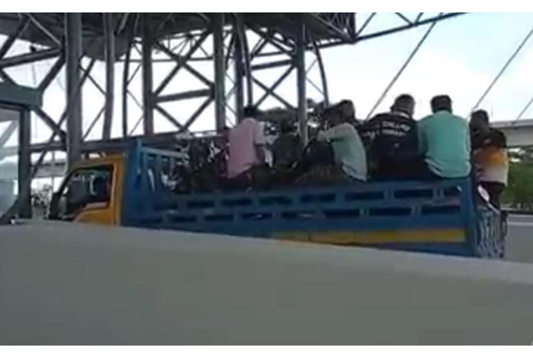 পদ্মা সেতু পার হতে মোটরসাইকেল চালকদের নতুন কৌশল 