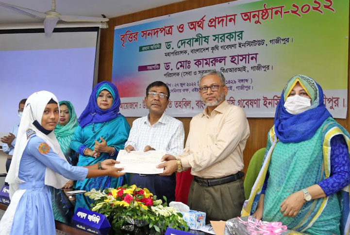 বারির উম্মেয়ারা স্মৃতি তহবিল বৃত্তি পেলেন ৬৩ শিক্ষার্থী