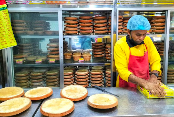 বগুড়ায় প্রতিদিন দই বিক্রি
অর্ধ কোটি টাকার 