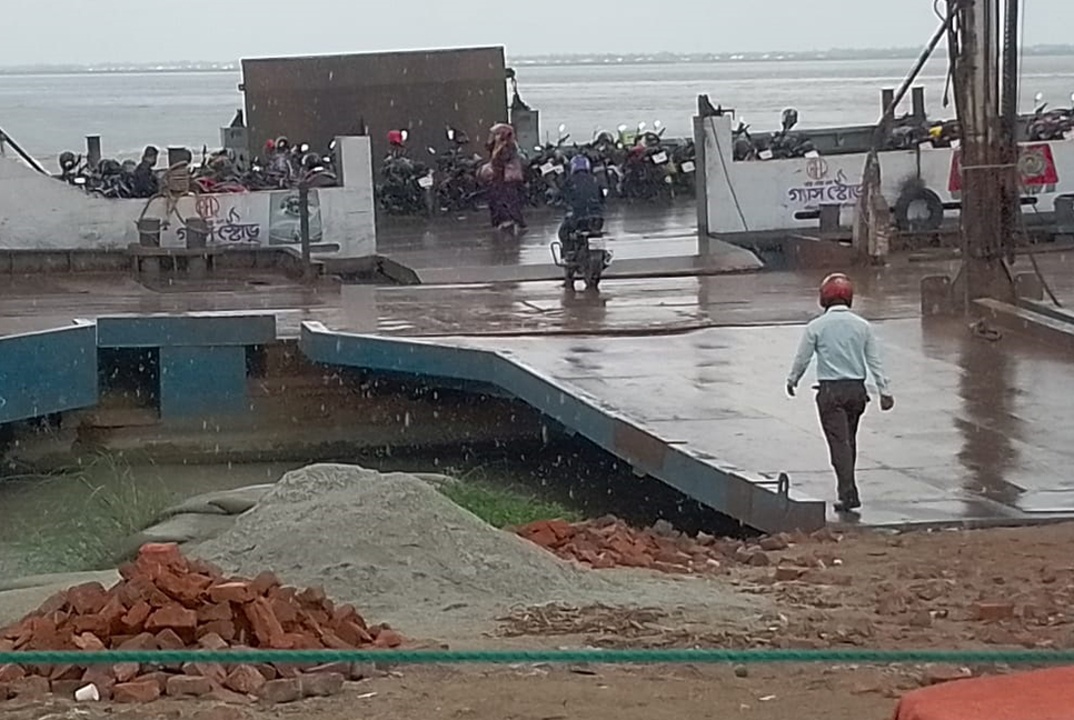পদ্মা সেতুতে মোটরসাইকেল নিষেধাজ্ঞা, চাপ বেড়েছে শিমুলিয়া ফেরিঘাটে 