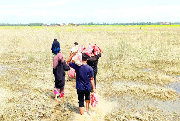 যমুনার চরাঞ্চলের বানভাসি মানুষের পাশে শিক্ষার্থীরা