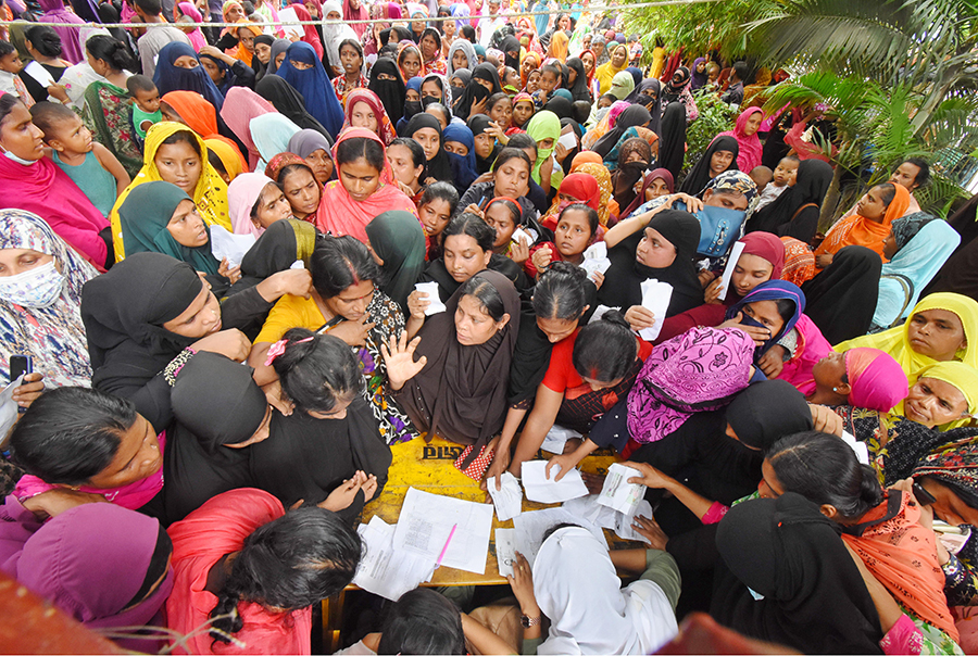 বগুড়ায় উপবৃত্তির টাকার হিসাব খুলতে উপচেপড়া ভিড়