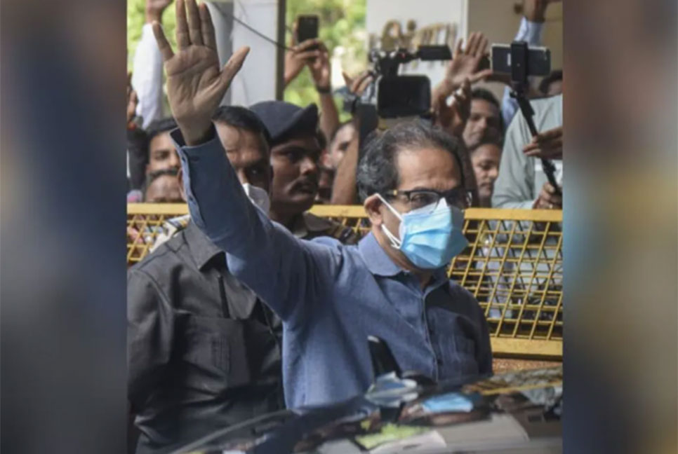 বিদ্রোহী ৯ মন্ত্রীর দপ্তর কেড়ে নিলেন মহারাষ্ট্রের মুখ্যমন্ত্রী উদ্ধব ঠাকরে
