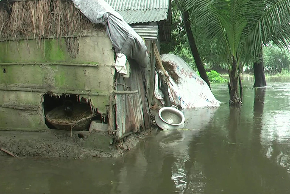 নেত্রকোনায় বন্যার পানি কমছে ধীরগতিতে