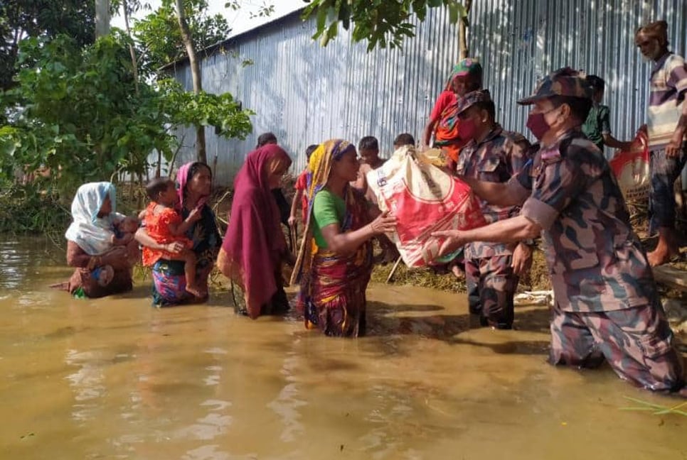 বন্যায় ক্ষতিগ্রস্তদের মাঝে বিজিবির ত্রাণসামগ্রী বিতরণ অব্যাহত

