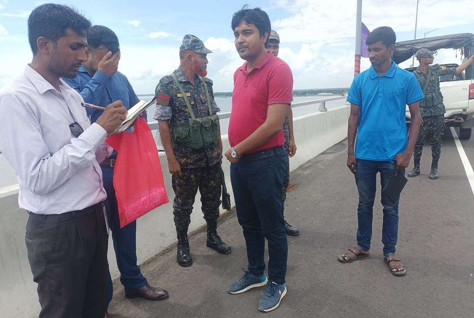 পদ্মা সেতুতে গাড়ি পার্কিং করে ছবি তোলায় জরিমানা