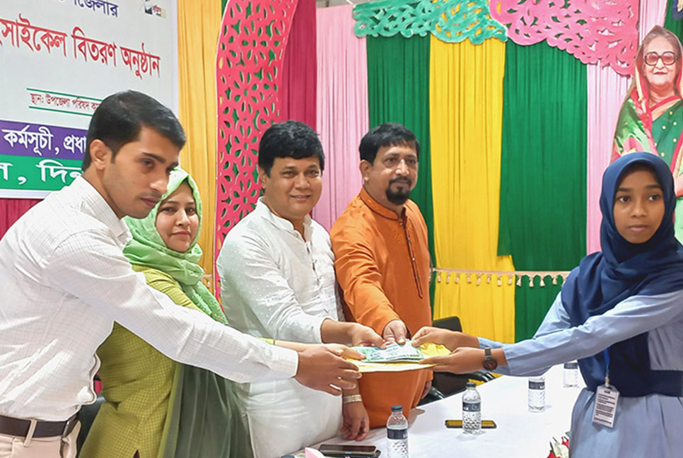 দিনাজপুরে ক্ষুদ্র নৃগোষ্ঠী শিক্ষার্থীদের মাঝে শিক্ষাবৃত্তি ও বাইসাইকেল বিতরণ
