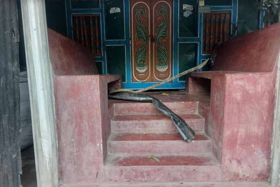 পদ্মা সেতুর নাট-বল্টু খোলা যুবকের বাড়িতে হামলা-ভাঙচুর 


