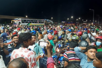 পদ্মা সেতুর দুই প্রান্তে রাতেও গাড়ির দীর্ঘ সারি!