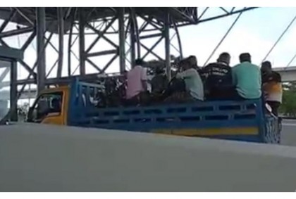 পদ্মা সেতু পার হতে মোটরসাইকেল চালকদের নতুন কৌশল 