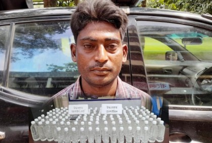 বগুড়ায়
চোলাই মদসহ যুবক গ্রেফতার 
