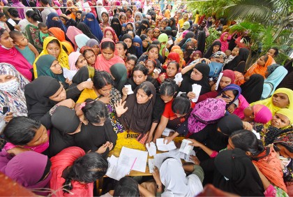 বগুড়ায় উপবৃত্তির টাকার হিসাব খুলতে উপচেপড়া ভিড়
