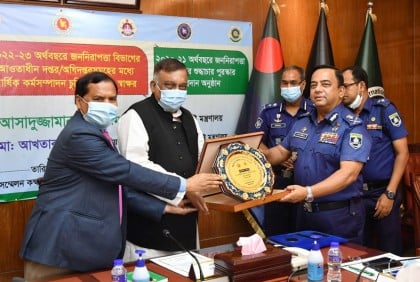 শুদ্ধাচার পুরস্কার পেলেন আইজিপি, প্রাপ্ত অর্থ দেবেন বন্যার্তদের

