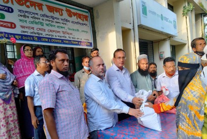 ঝিনাইগাতীতে বন্যার্তদের মাঝে ত্রাণ বিতরণ