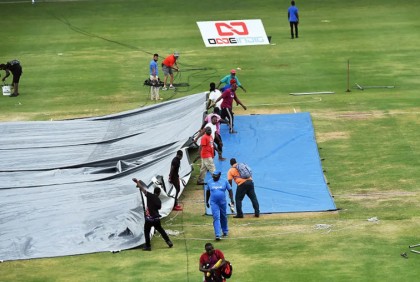ভেজা মাঠ, প্রথম সেশনে এক বলও খেলা হলো না

