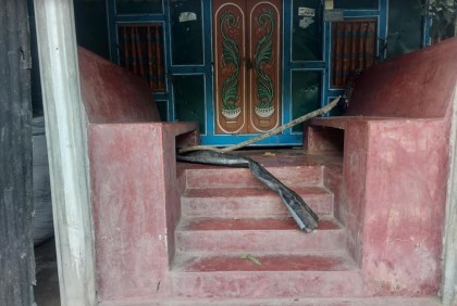 পদ্মা সেতুর নাট-বল্টু খোলা যুবকের বাড়িতে হামলা-ভাঙচুর 

