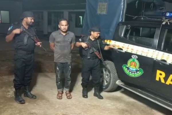 টেকনাফে ডাকাত পুতিয়া অস্ত্রসহ গ্রেফতার