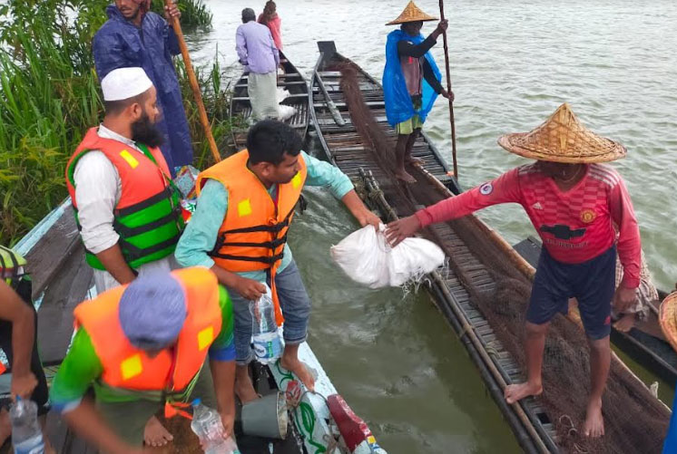 সুনামগঞ্জে রক্তদান সমিতির ত্রাণ বিতরণ