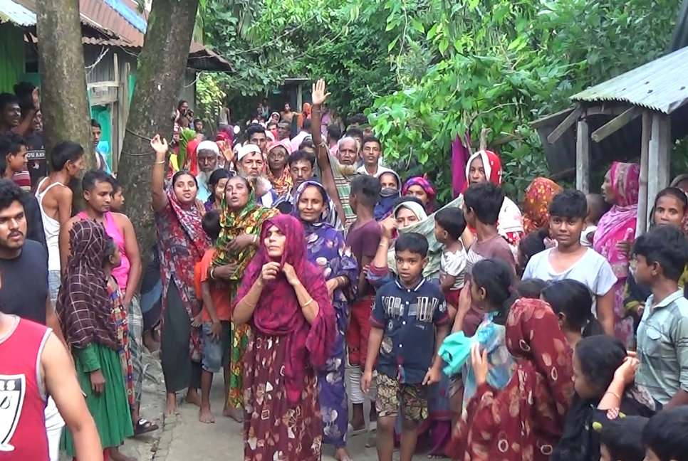 নোয়াখালীতে বসতবাড়িতে হামলার প্রতিবাদে বিক্ষোভ