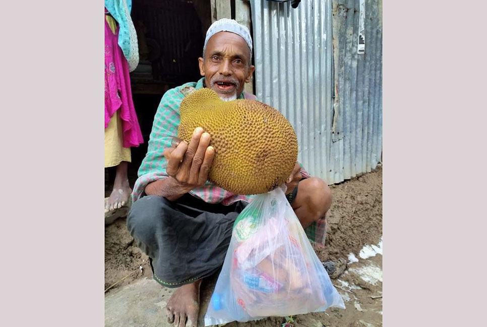 বন্যার্তদের মাঝে শুকনা খাবারের সাথে কাঁঠাল পৌঁছে দিচ্ছে স্বেচ্ছাসেবীরা
