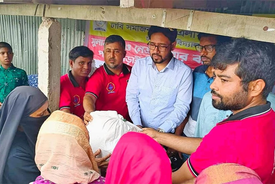 নেত্রকোণায় ঢাবি সমাজকল্যাণ অ্যালামনাই ফোরামের ত্রাণ বিতরণ