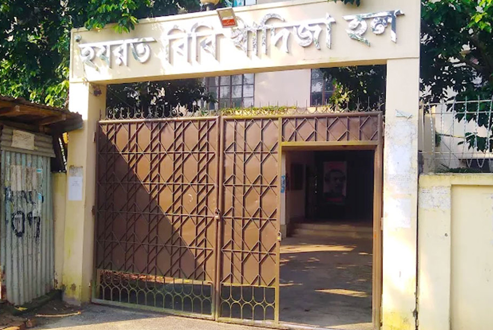 গাছ থেকে কাঁঠাল পাড়ায় নোবিপ্রবির দুই শিক্ষার্থীকে শোকজ 