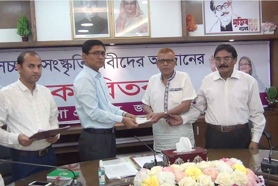 জয়পুরহাটে অসচ্ছল সংস্কৃতিসেবীদের অনুদানের চেক প্রদান