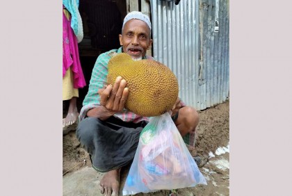 বন্যার্তদের মাঝে শুকনা খাবারের সাথে কাঁঠাল পৌঁছে দিচ্ছে স্বেচ্ছাসেবীরা