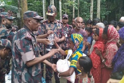 বন্যাদুর্গতদের মাঝে বিজিবির ত্রাণসামগ্রী বিতরণ অব্যাহত

