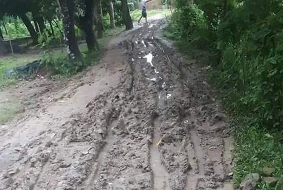 পাকা রাস্তার অভাবে তিন গ্রামের মানুষের দুর্ভোগ