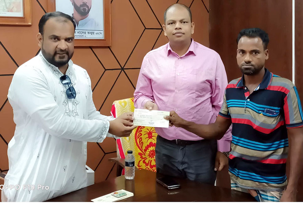 বাগেরহাটে অগ্নিকাণ্ডে ক্ষতিগ্রস্ত ৪২জনকে দেওয়া হল অনুদান