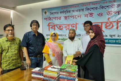 
জয়পুরহাটে কিশোরী ক্লাবে পাঠাগার স্থাপনে বই ও উপকরণ বিতরণ