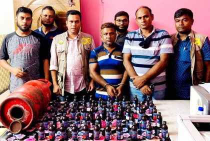 বরিশালে ৫৫ বোতল ফেনসিডিলসহ মাদক ব্যবসায়ী আটক