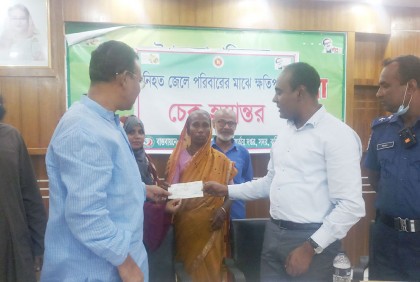 কুড়িগ্রামে মৃত জেলের স্ত্রীকে ৫০ হাজার টাকা ক্ষতিপূরণ প্রদান