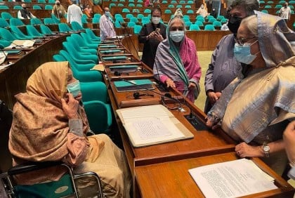 আসন থেকে উঠে গিয়ে রওশন এরশাদের খোঁজ-খবর নিলেন প্রধানমন্ত্রী






