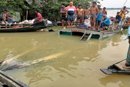 ৯৯৯ এ কল পেয়ে ত্রাণের ট্রলার উদ্ধার 