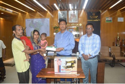 কারামুক্তি পাওয়া সেই মাকে সেলাই মেশিন উপহার দিলেন জেলা প্রশাসক