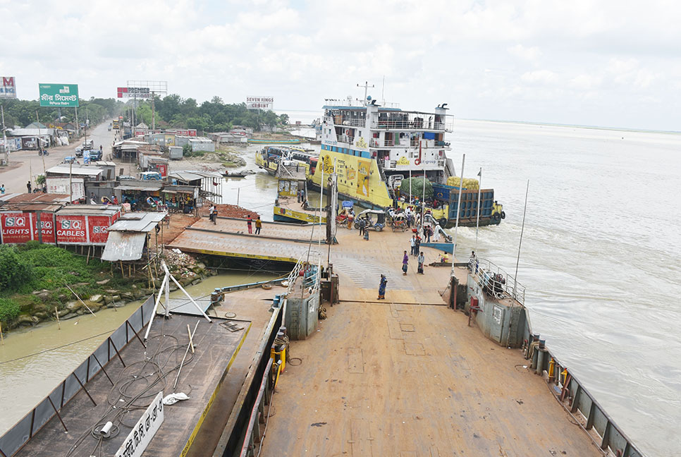 দৌলতদিয়া প্রান্ত দিয়ে তিন ঘণ্টায় ২০ বাস পার