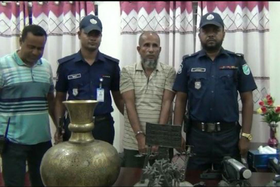 পদ্মা সেতুর টোল প্লাজার সামনে মূর্তিসহ ভারতফেরত বাসযাত্রী আটক