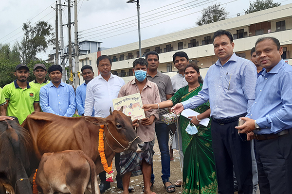 নোয়াখালীতে ভিক্ষুকদের পুনর্বাসনের লক্ষে দোকানের চাবি ও গাভি হস্তান্তর