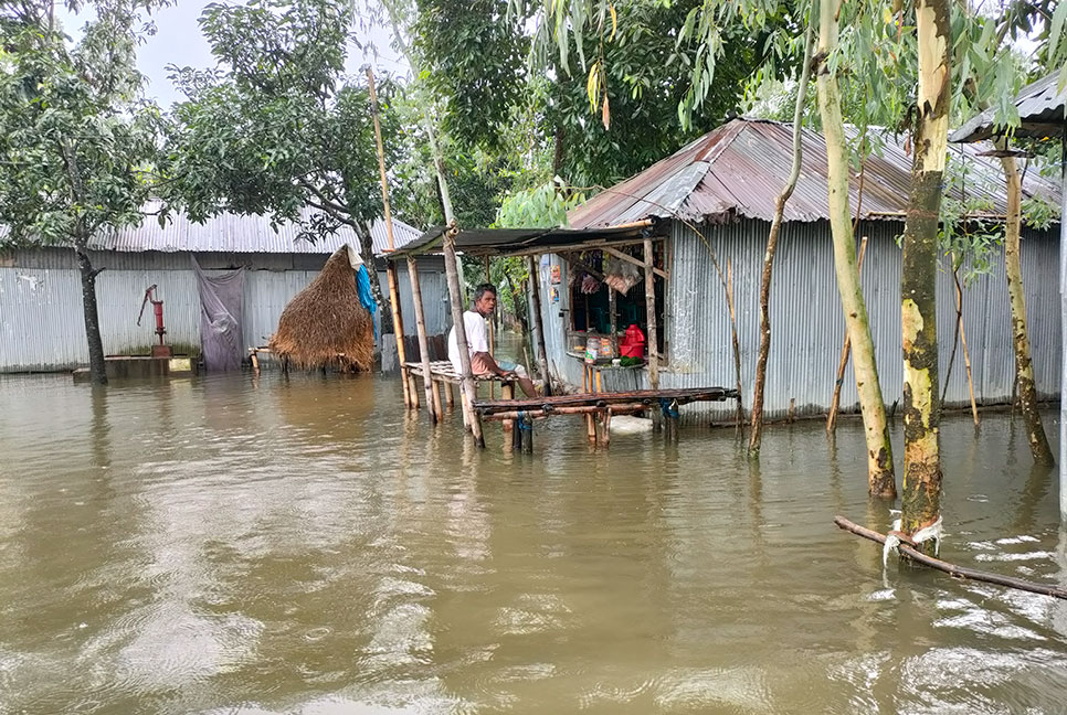 চরে তলিয়েছে ফসল, গ্রামে ঢুকছে পানি