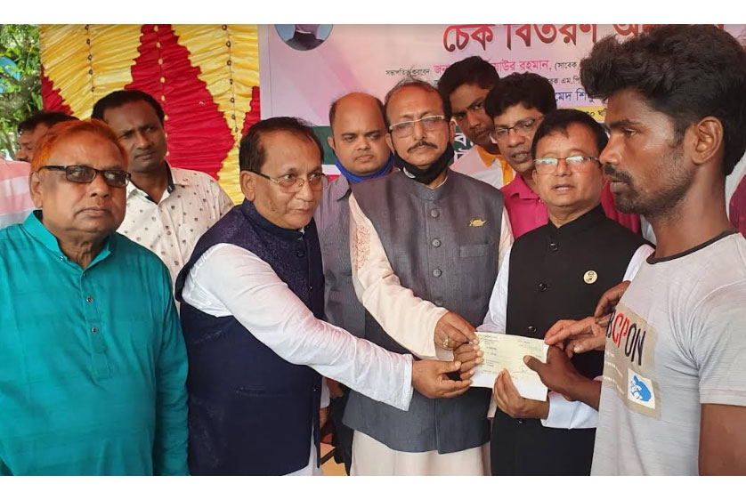 চাঁপাইনবাবগঞ্জে বজ্রপাতে মৃত ১৪ পরিবারকে অর্থ সহায়তা