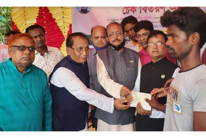 চাঁপাইনবাবগঞ্জে বজ্রপাতে মৃত ১৪ পরিবারকে অর্থ সহায়তা