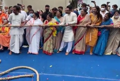 কলকাতায় মমতার সঙ্গে রথের রশি টানলেন নুসরাত-সোহম