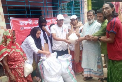 বন্যার্তদের ঔষধ ও ত্রাণ দিয়েছে গণস্বাস্থ্য কেন্দ্র
