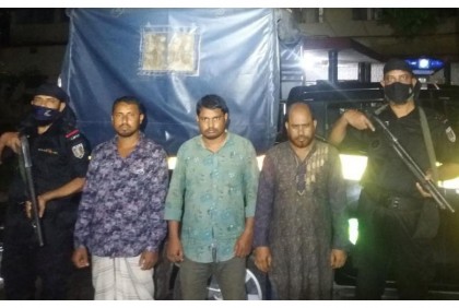চাকরির প্রলোভনে অর্থ হাতিয়ে 
নেয়ার সময় গ্রেফতার ৩