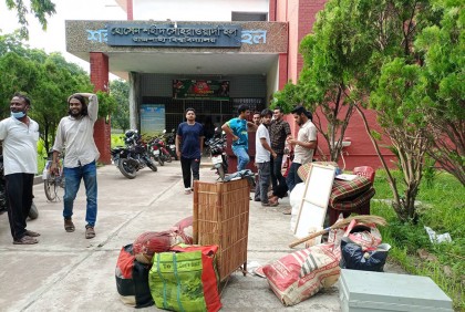 হলের অনাবাসিক শিক্ষার্থীদের নামিয়ে দিলো বিশ্ববিদ্যালয় প্রশাসন