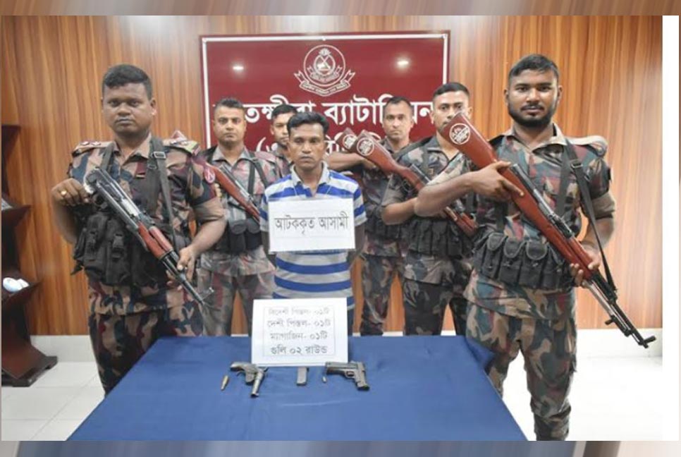 কলারোয়া সীমান্তে দুই পিস্তলসহ অস্ত্র ব্যবসায়ী আটক