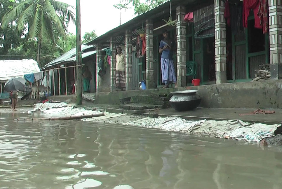 কমছে নদীর পানি দুর্ভোগে বন্যার্তরা